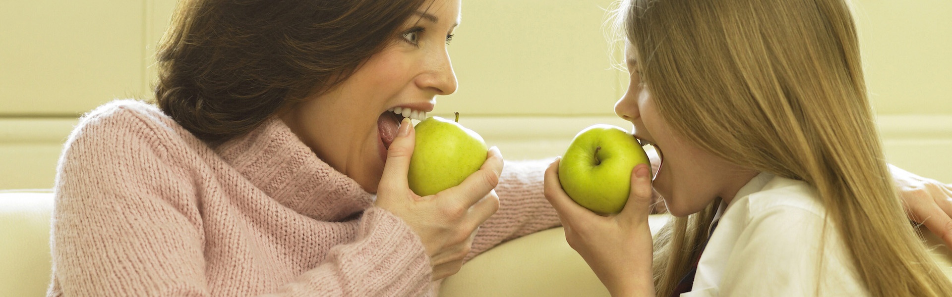 Frau und kind mit Äpfeln (Foto)